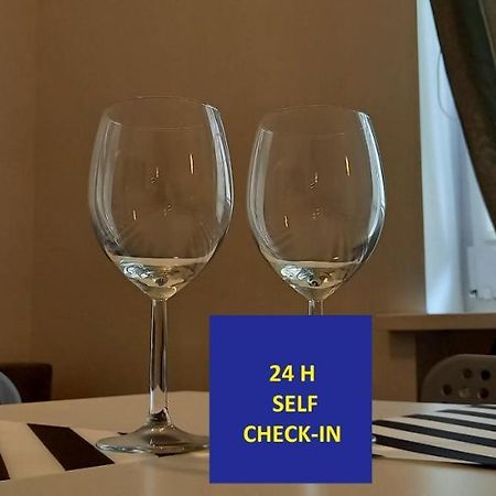 Self Check-In Targi Lotnisko Parking B Daire Poznań Dış mekan fotoğraf