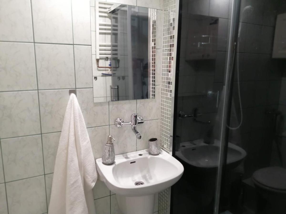 Self Check-In Targi Lotnisko Parking B Daire Poznań Dış mekan fotoğraf