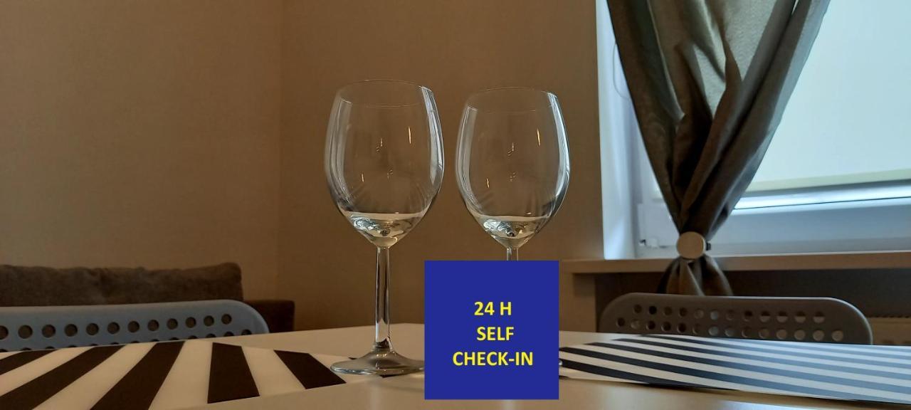 Self Check-In Targi Lotnisko Parking B Daire Poznań Dış mekan fotoğraf